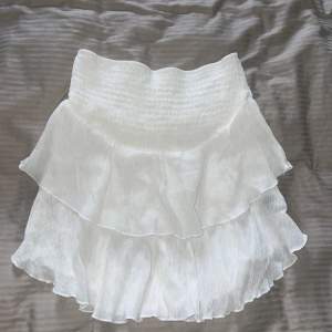 Hej! Säljer min vita volang kjol! Köpt ifrån Zalando och är i fint skick! Den kommer aldrig till användning därav säljer jag den nu 