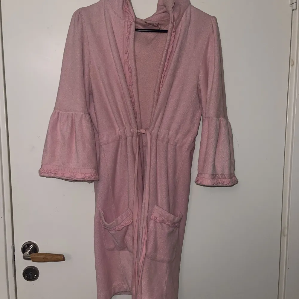 En rosa morgonrock/badrock från juicy couture. . Övrigt.