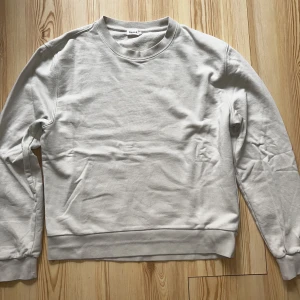 Tröja Filippa K - En beige crewneck från Filippa K. Storlek S. Knappt använd pga fel storlek. 