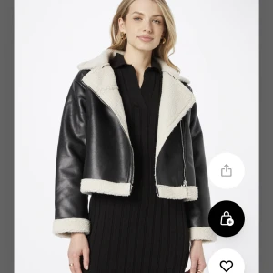 Intressekoll - Intressekoll på denna fina jacka köpt på Gina. Endast använd få gånger. Köpt för 500 men kan tänka säljas för 350/400