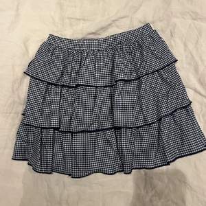 I princip oanvänd kjol från zara i storlek M. Kan både posta och mötas upp och kan även skicka fler bilder om det önskas!💖