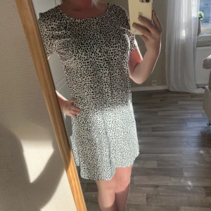 Klänning  - Fin klänning till sommaren💗10/10 i skick storlek 38 men passar S-M