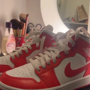 Air Jordan 1 Mid 'Habanero Red' - Säljer mina Jordan 1 Mid, med box och Jag använde den bara 4 gånger.