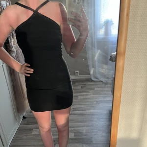 Klänning - Fin klänning perfekt till sommaren💘storlek S och har en fin detalj i halsen🥰