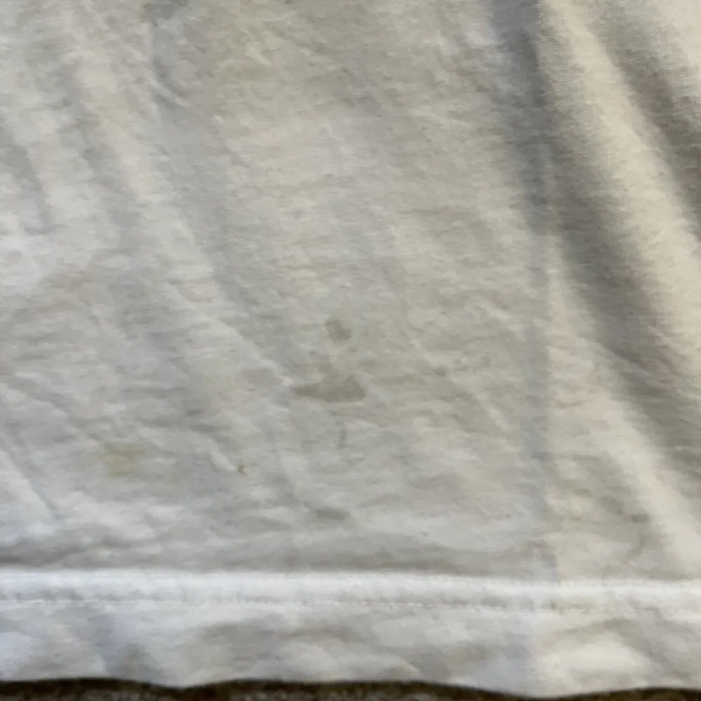 Vit tshirt med unikt tryck, storlek s, köpte från plick och det är fläckar på olika ställen från förra ägaren, men annars inget fel:). T-shirts.