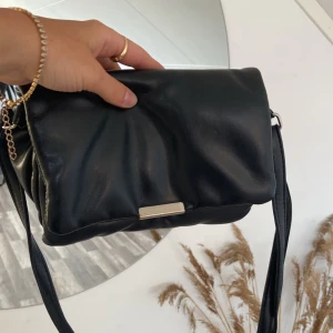 Väska - Super söt handväska i läder❤️‍🔥