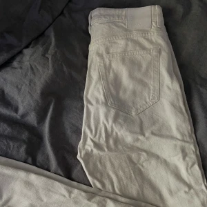 Bik bok Jeans - Säljer dessa Jeans från Bik Bok! Sällan använda, fortfarande i bra skick! W-29 L-32, hög midja, flared jeans. Skriv för mer bilder!