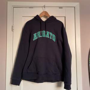 Axel Arigato hoodie. Size XL men känns mer som en L. Den är i bra skick utan defekter.