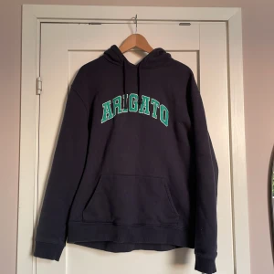 Axel Arigato hoodie.  - Axel Arigato hoodie. Size XL men känns mer som en L. Den är i bra skick utan defekter.