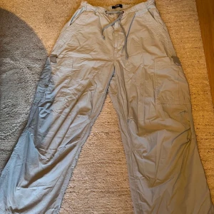 Jaded London Cargos - Cargos från Jaded London, ett litet hål längst ner på byxorna men det är knappast synligt