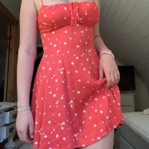 Röd klänning - Säljer nu min jättefina röda klänning köpt från Zara då den är för liten. Härligt silkes material.❤️
