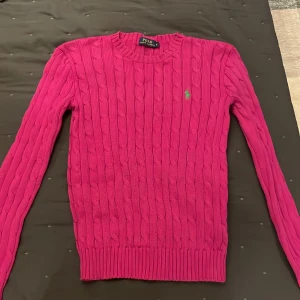 Ralph Lauren tröja - Stickad Ralph Lauren tröja, lila med grönt märke