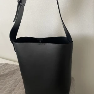 Väska  - Väska som rymmer väldigt mycket, perfekt till skolan eller jobbet. Superbra kvalite, knappt använd. 200kr