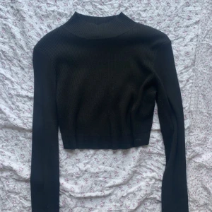 Croppad tröja - Stickad polotröja från Missguided Storlek 42 men väldigt kort så skulle säga 38/40 Köparen står för frakten 💕