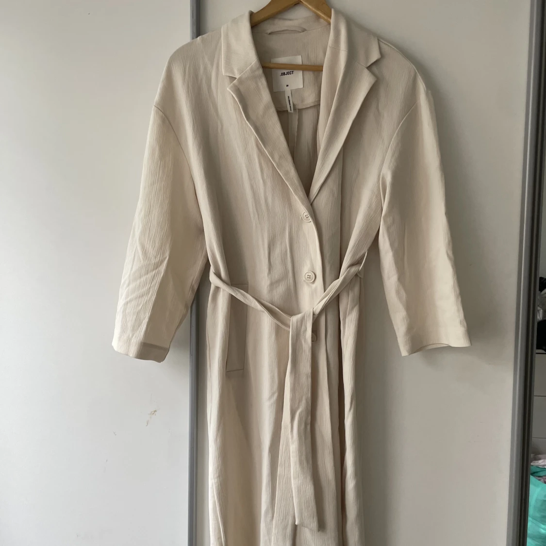 Trenchcoat i linne från Object