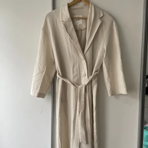 Trenchcoat i linne från Object - Oanvänd kappa i linne från Object. 