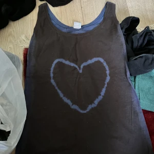 Linne - Brunt enkelt linne med hjärta i batik. <3 storlek xs. Knappt använd. Perfekt inför sommaren