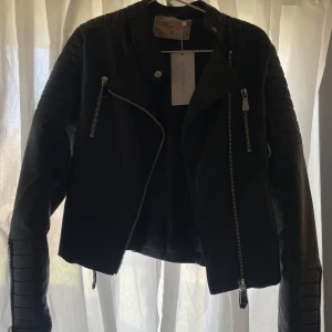 Skinnjacka - Skinnjacka från chiquelle🫶🏼Oanvänd, har fortfarande lappen kvar! Köparen står för frakt💌