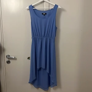 Klänning - Super söt tunn blå sommarklänning från BikBok. Den är formad så att den är lite längre bak än fram. Säljes då den inte kommer till användning 💙
