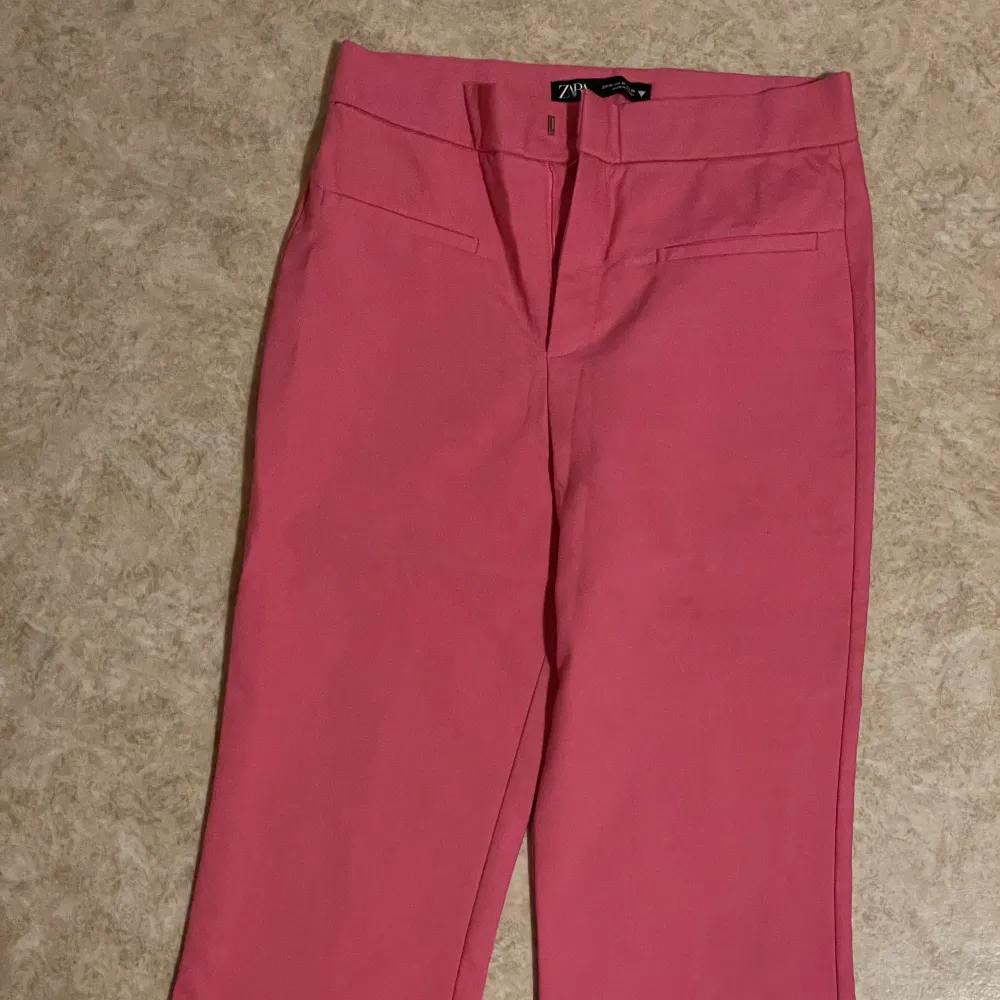 Säljer de här jätte snygga rosa byxorna från zara då jag endast använt de 1 gång💕De är små i storleken så jag fick gå upp en storlek då jag oftast har S. 299kr ordinarie, säljes för 100kr +frakt. Jeans & Byxor.