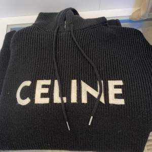 Säljer min nästan helt nya Celine ribbed hoodie. Tröjan är utav material från en annan klass och passar lite löst