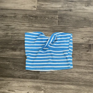 Top - somrig top , 20kr+frakt , använd men inga synliga tecken 