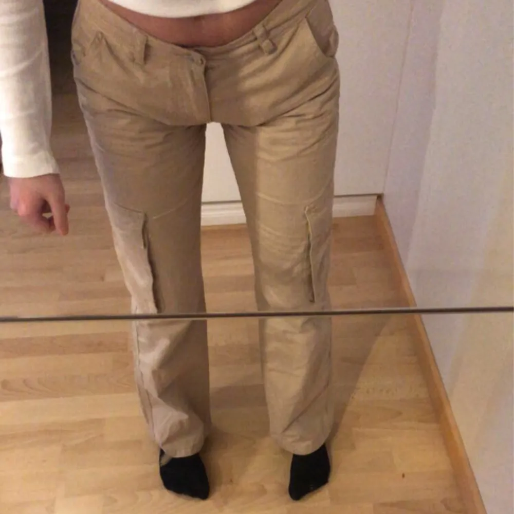 Jätte fina beiga Cargo Pants från GinaTrikot. Använd fåtal gånger 🤍. Jeans & Byxor.