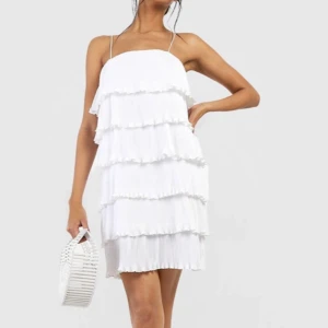 Plisserad klänning - Jätte fin klänning med volanger. Köpte som studentklänning men hittade en annan. Annars är den perfekt till student eller bara som en fin sommarklänning🌸🌸 Lapparna sitter kvar!  Köpt för 170kr.