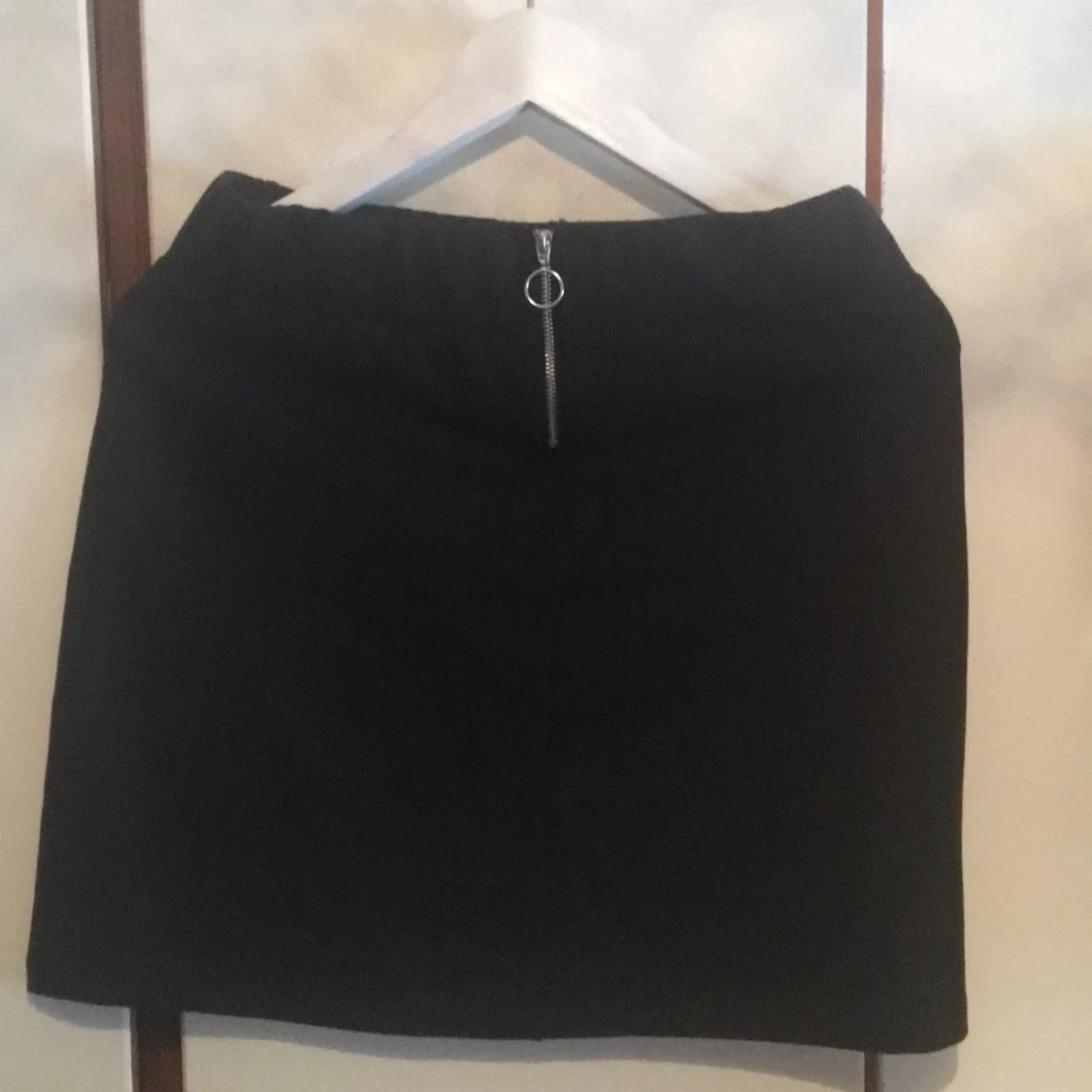 En svart simpel kjol