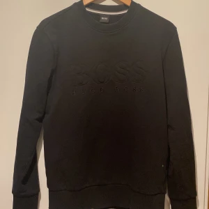 Hugo Boss Sweatshirt  - Svart Hugo Boss Storlek S skick 9/10 skriv om mer bilder eller frågor 