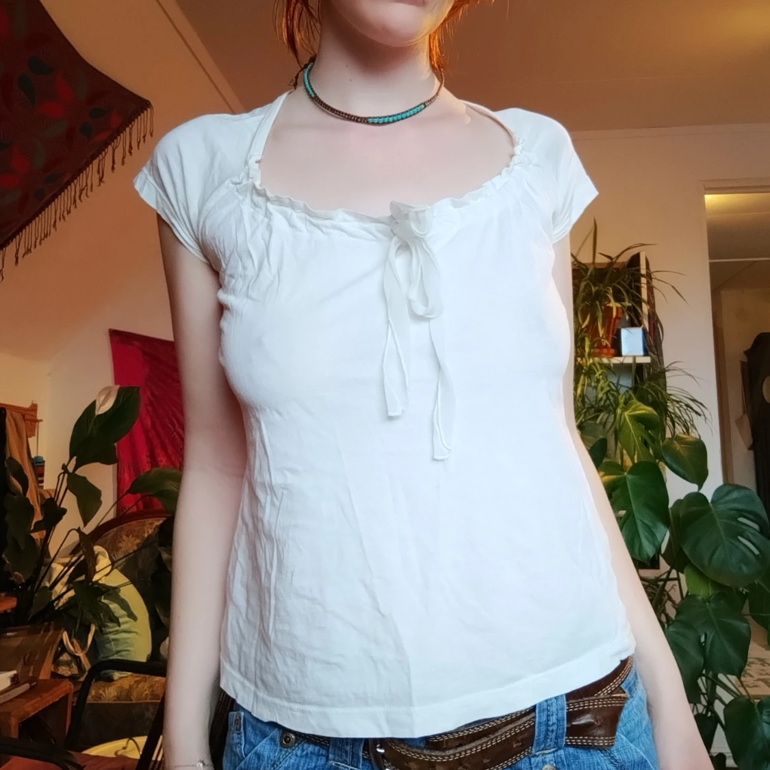 Vit tröja med snörning