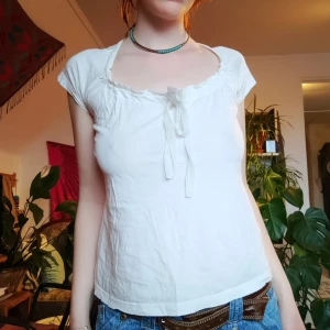 Vit tröja med snörning - Jättesöt vit tröja från Lindex, har två band vid urringningen som man kan knyta. Storlek S. 💜  Frakt ingår inte i priset! 