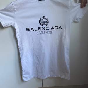 Balenciaga T-shirt i storlek M/S, passar båda. Knappast använd, passar inte längre därav säljs den.  Kan mötas upp i malmö, annars står köpare för frakt.