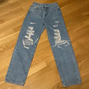 Vida slitna jeans som är sådana sen inköp. Storlek small. Jeansen är i fint skick. De är från SHEIN. 
