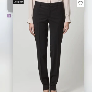Kostymbyxor  - Oanvända kostymbyxor från Filippa K. Low waist och straight/slim fit. Sitter fint på, nypris 1700 kr säljer för 500 kr!