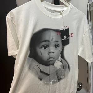 Lil Wayne T-shirt - En helt ny T-Shirt från Carlings med prislapp kvar. Storlek S men eftersom den är från herr avdelningen  och är redan oversized så är den lite stor. Nypris 399kr, men säljer för 350
