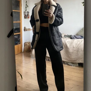 Jacka från Zara - Sjukt snygg och knappt använd vår/höstjacka från Zara. Nypris 1000:-☀️