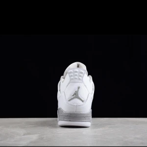 Jordan 4 oreos - Jordan 4 använd fåtalls gånger men är i samma kondition som ni ser på bilden kan gå ner till 1800 vid snabb äffar