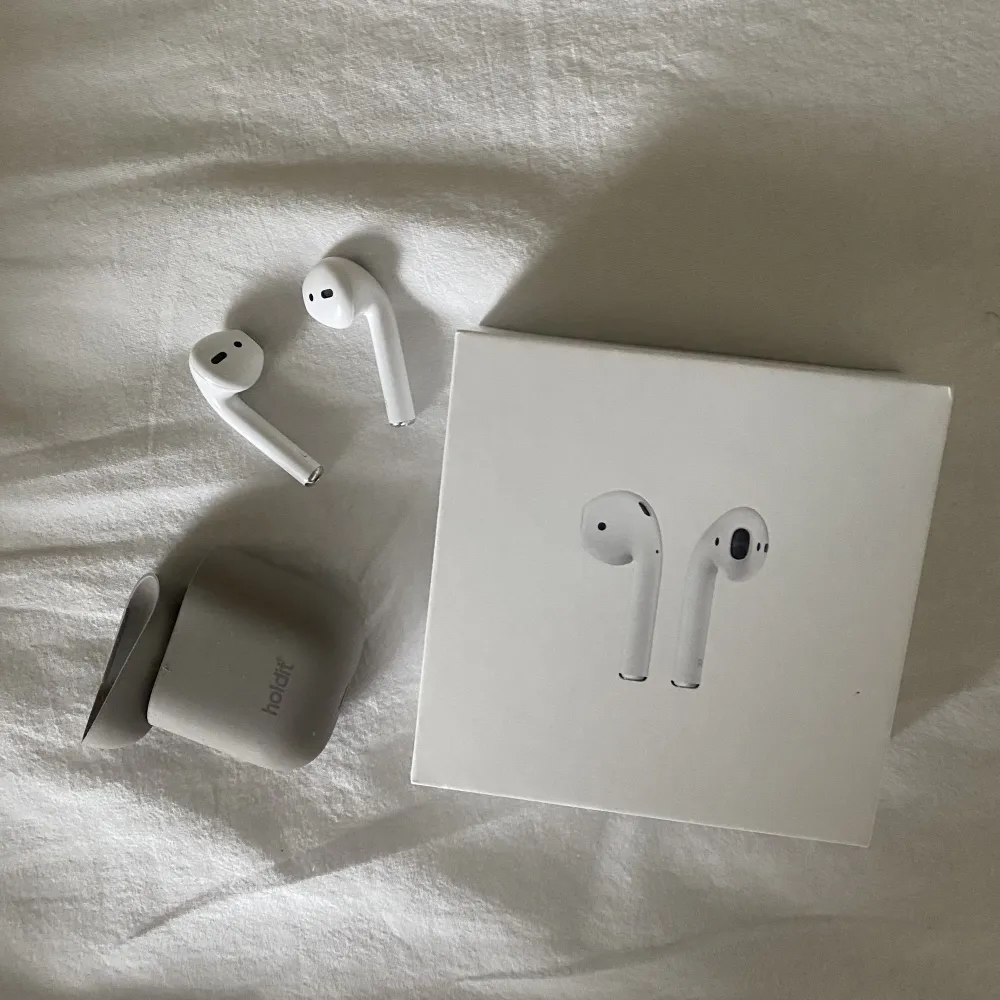 säljer mina airpods då fodralet är borta!🫶🏻🤍 skalet från holdit ingår!🤍🫶🏻 OBS endast lurarna. Accessoarer.