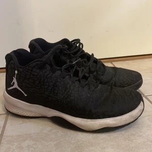 jordan b.fly - strlk 44,5 - Jag säljer mina jordan b.fly eftersom jag har växt ut de. Skorna är ganska använda - inte det bästa skicket.  Jag tar gärna swish. Priset går att prata lite mer om. skriv ifall intresse finns.