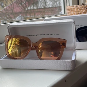 PEACH CHIMIS - Jättesnygga CHIMIS i färgen peach , storlek 08. Skriv för fler bilder i DM eller om ni har några frågor. Nypris 1250kr (SKULLE HELST VILJA BYTA MOT ETT PAR ANDRA CHIMIS)