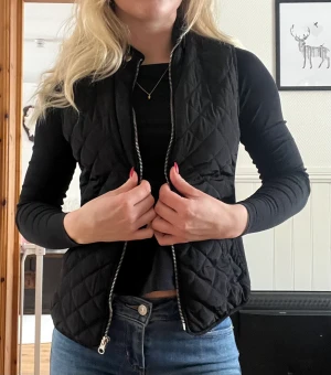 Tunnare väst - Tunnare väst, storlek 36. 50kr