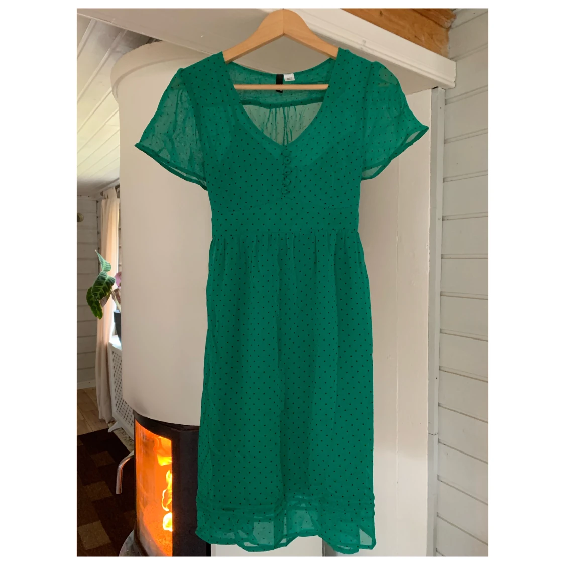 Grön prickig klänning