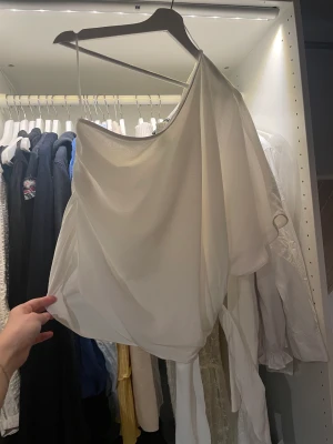 Zara topp - Vit off shoulder zara topp med knyte på sidan. Säljer för 100kr + frakt