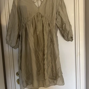 Klänning champagne - Snygg champagne-färgad klänning.