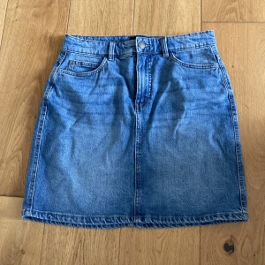 Jeanskjol - Jeanskjol. Endast använd ett par gånger, mycket bra skick.