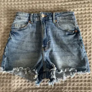 Fina jeansshorts från H&M❤️ Säljer då de har blivit för små för mig. Kan posta mot frakt kostnad📦