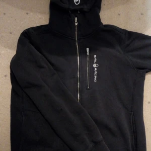 Sailracing  - Det här är en jätte fin svart Sailracing som är bara använd några gånger köpte den nyligen och den är super fin fin att ha på sig priset kan diskuteras 