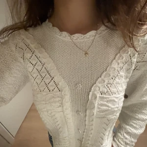 stickad tröja - jättesöt stickad tröja, använd en gång, därför i bra skick!💕