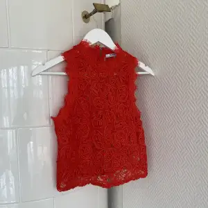 Rött linne från Zara, storlek S. Endast använd 1 gång ❣️Perfekt till fest eller nu till sommaren!